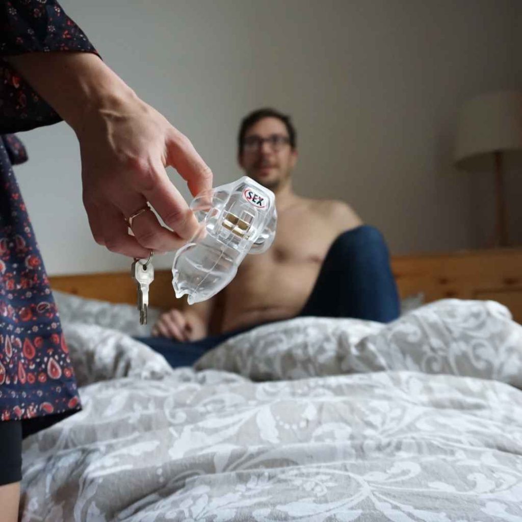 Hånd har penisbur og viser til mand i seng, intim pleje og holde igen funtkion til bedre komfort under sex