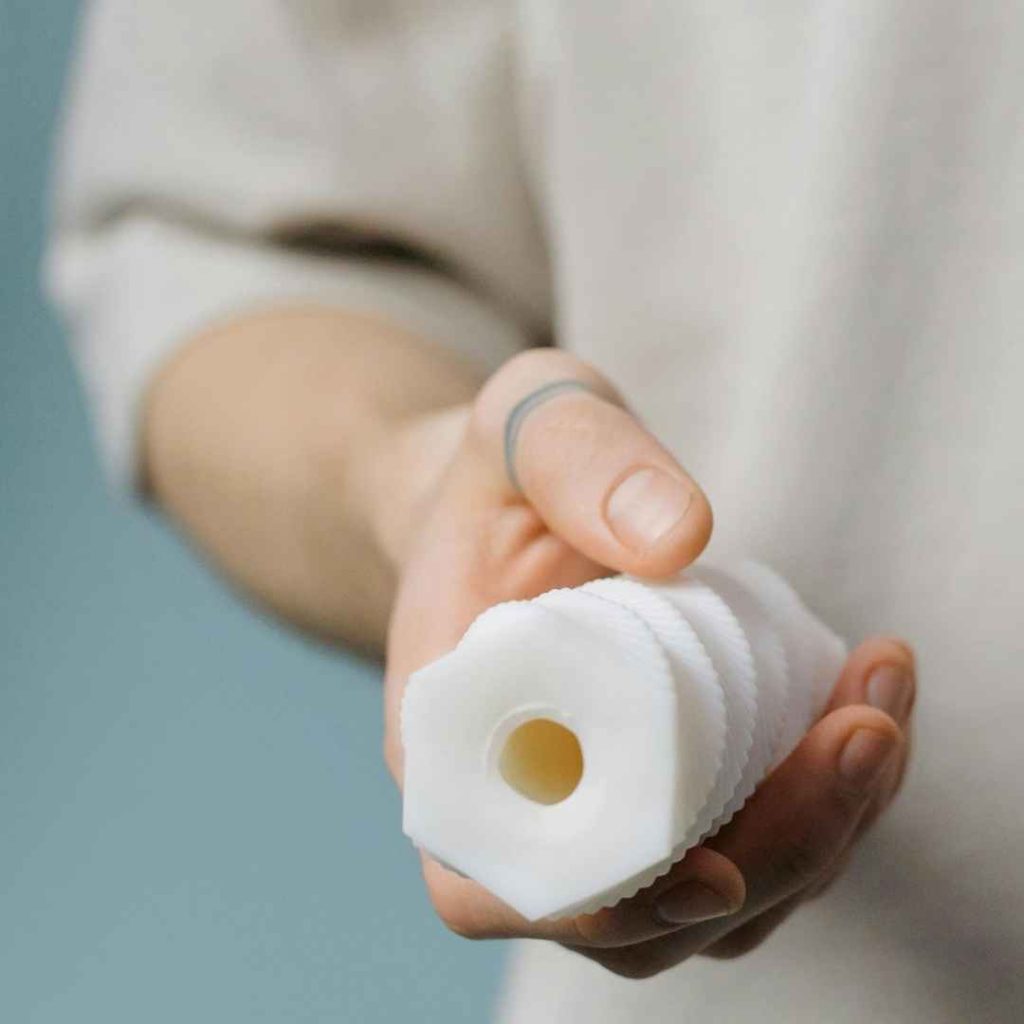 Hånd holder hvid masturbator med blød åbning, sexlegetøj til mænd og realistisk onani sleeve