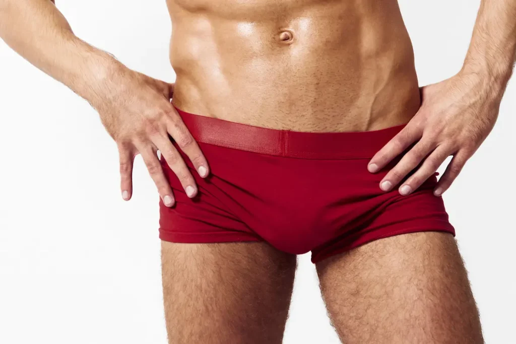 Billede af en mand i lingeri